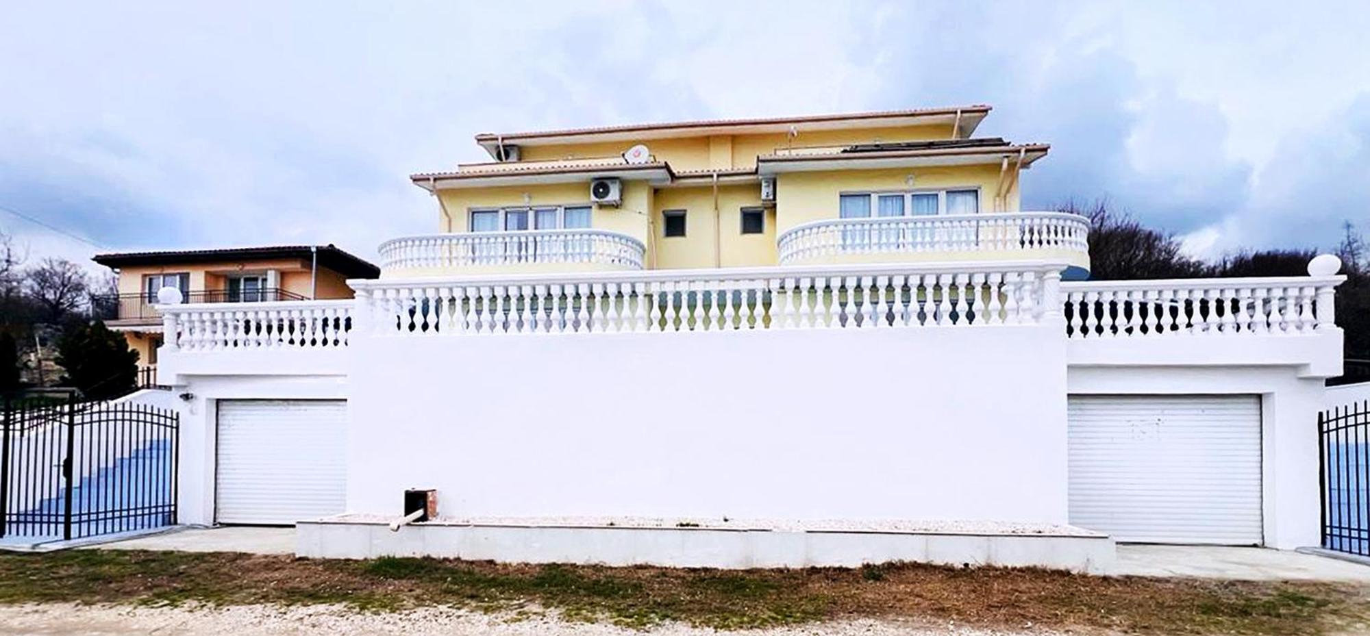 Villa Sorento Italian Neoclassica Balcsik Kültér fotó