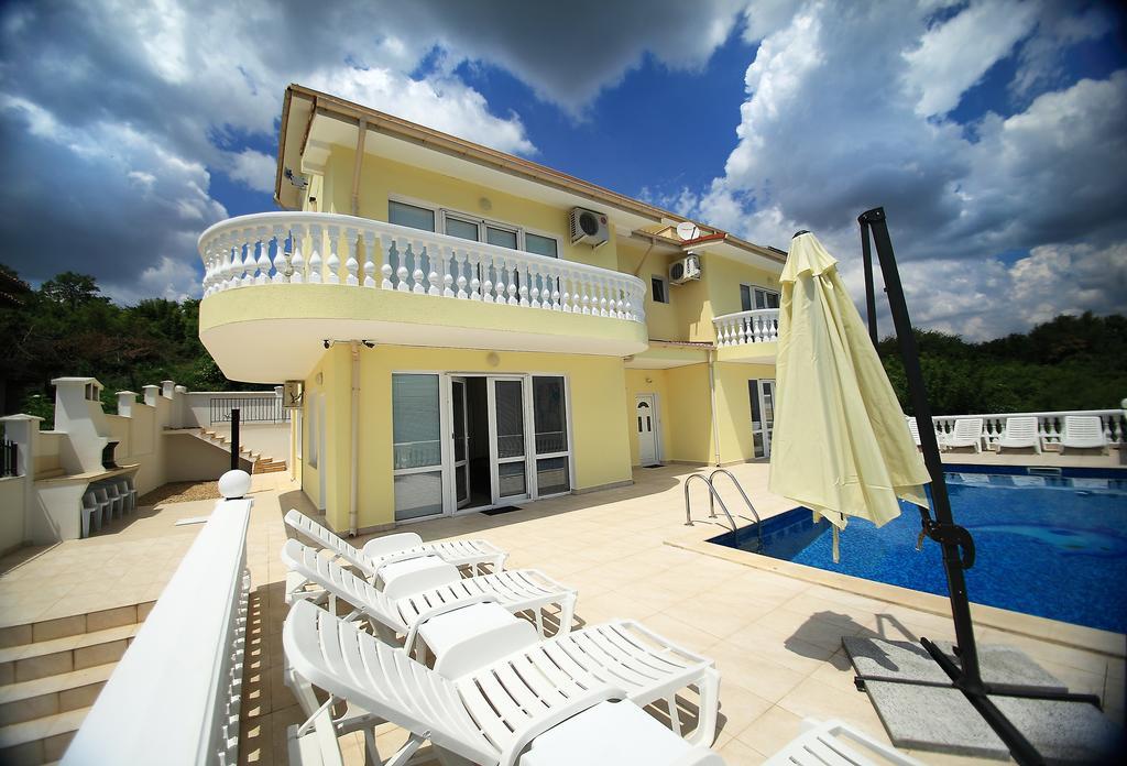 Villa Sorento Italian Neoclassica Balcsik Kültér fotó